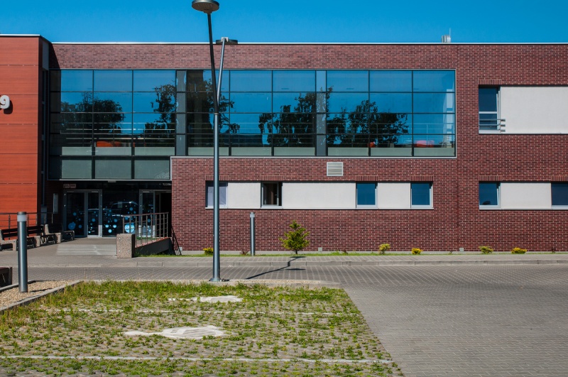 Parking dla osób z niepełnosprawnością, którego powierzchnia nie pozwoli wózkiem ruszyć z miejsca