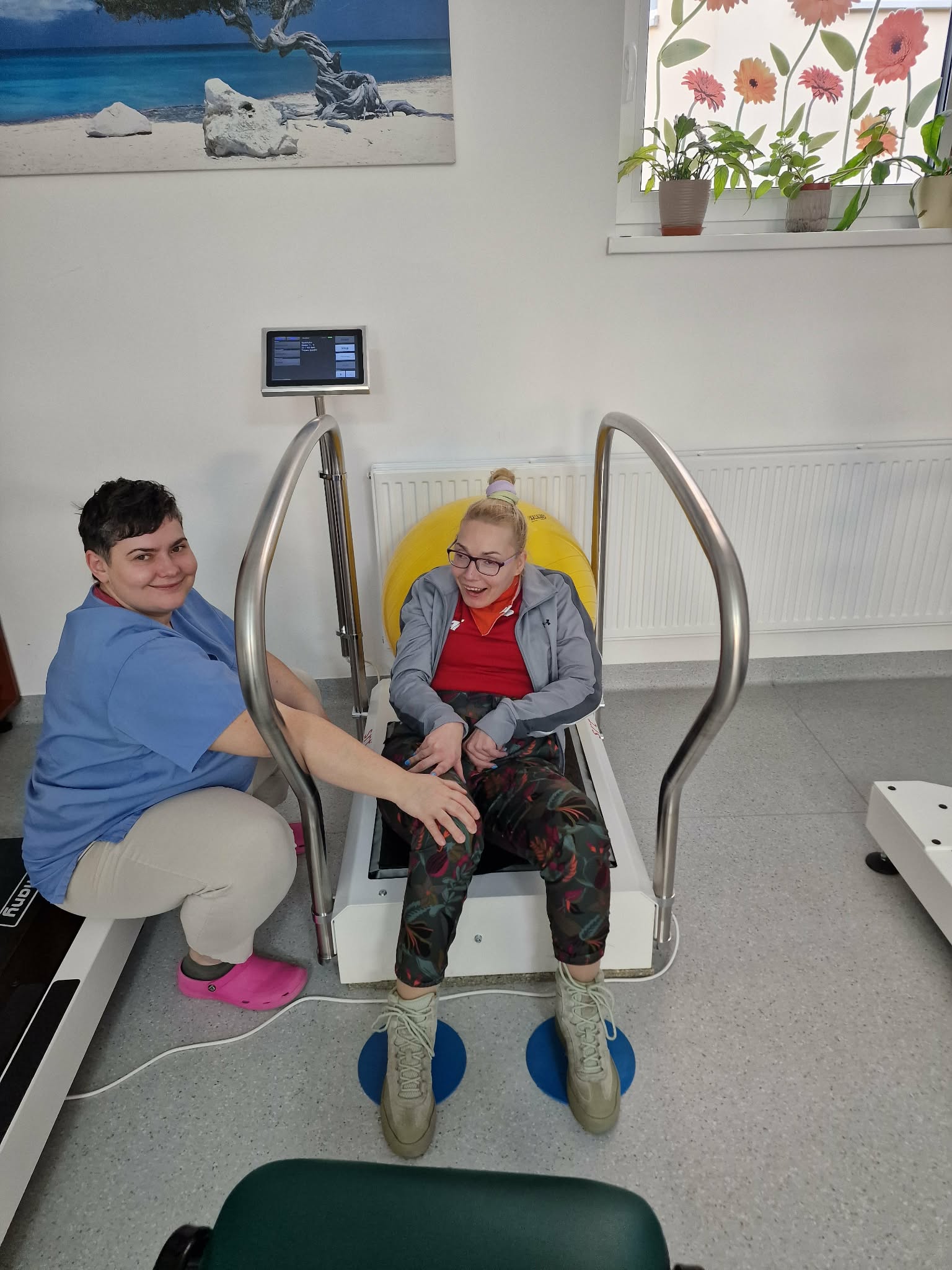 W pozycji siedzącej odpoczywają moje najbardziej zmęczone w czasie chodu mięśnie. Kamila pilnuje abym się nie obaliła.