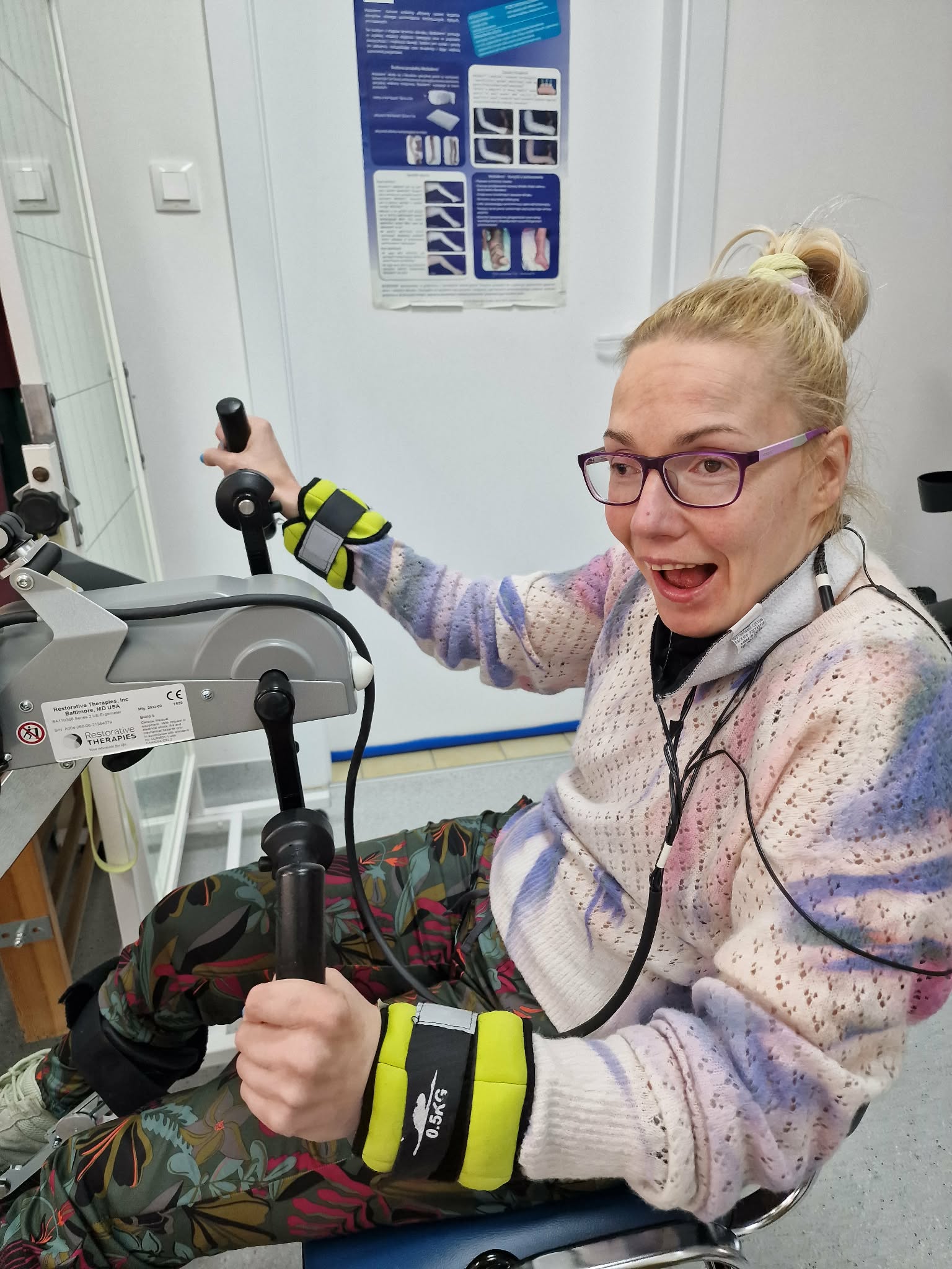 Rower ręczny “Jola”, która skutecznie pomaga w rozciągnięciu lewej ręki.