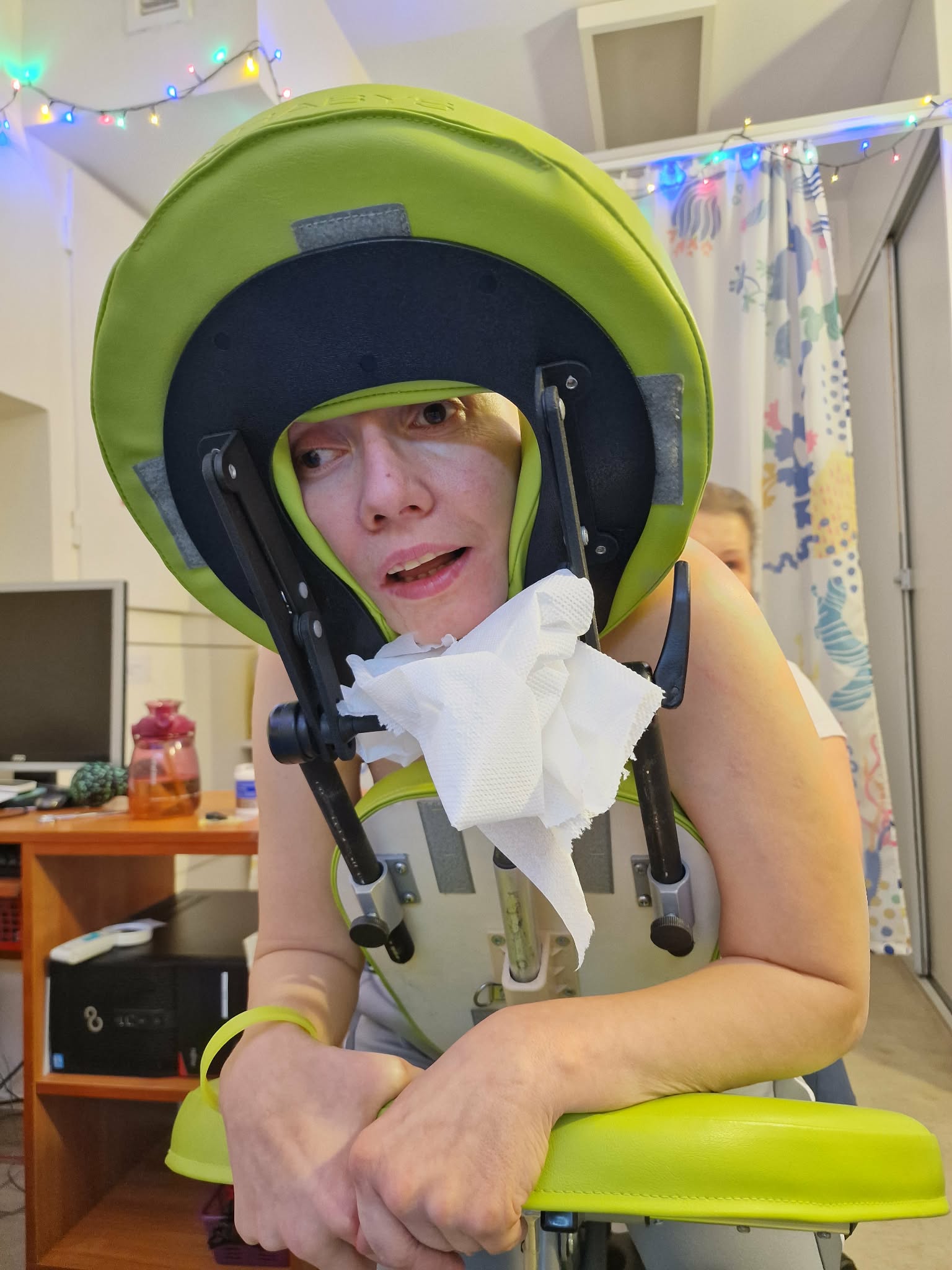 Kosmitka na koziołku w trakcie masażu. To ja