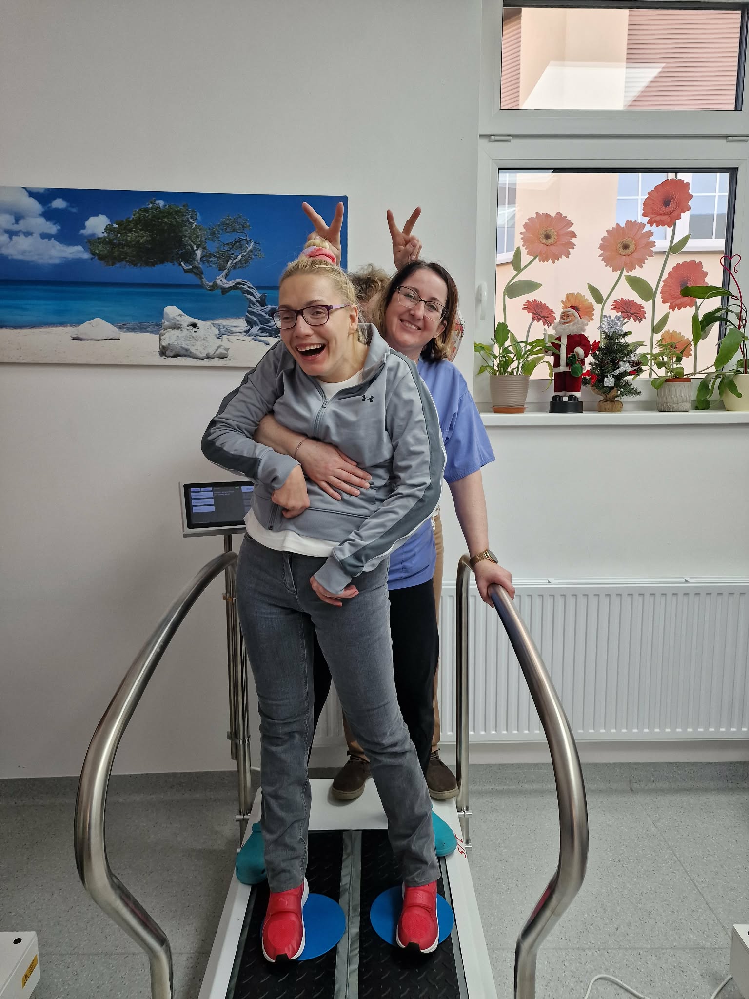 W pozycji stojącej na platformie wibracyjnej w asyście moich aniołków.